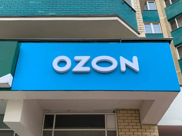 Moskova, Rusya - 23 Nisan 2021: Ozon Rus Piyasa Tabelaları.