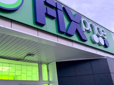 Moskova, Rusya - 7 Mayıs 2021: Sokaktaki bakkal Fix Price 'ın cephesi ve logosu.