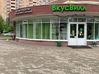 Moskova, Rusya - 2 Haziran 2021: Vkusvill mağazası, perakende şirketi cephesi ve logosu.