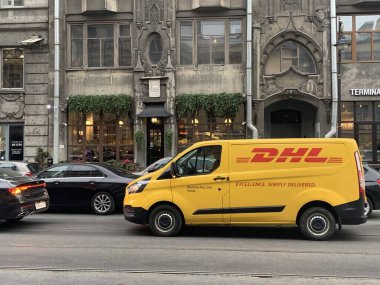 Saint Petersburg, Rusya - 1 Haziran 2021: DHL Van. 