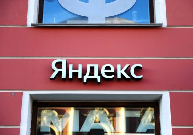 Saint Petersburg, Rusya - 1 Haziran 2021: Yandex şehir mağazası cephesi ve sokakta logo.