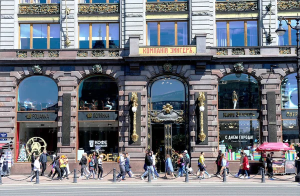 Санкт Петербург Россия Мая 2021 Года Люди Гуляющие Невскому Бульвару — стоковое фото