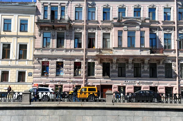 Αγία Πετρούπολη Ρωσία Μαΐου 2021 Κτίριο Άνθρωποι Και Αυτοκίνητα Στο — Φωτογραφία Αρχείου