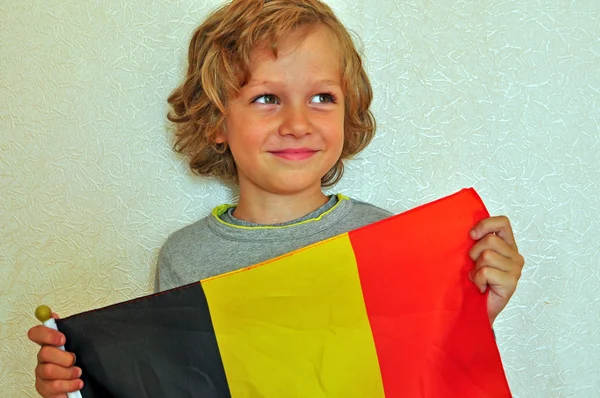 Niño sonriente con bandera de Bélgica — Foto de Stock