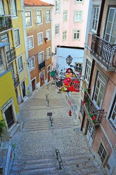 Rue de Lisbonne avec mur de graffiti — Photo