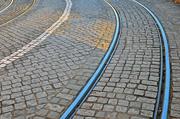 Estrada com piso em azulejo e linhas de eléctrico — Fotografia de Stock