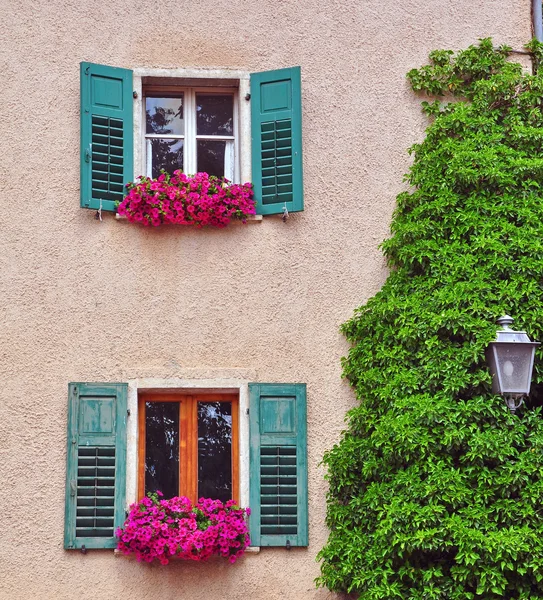 Open windows — Stock Photo, Image