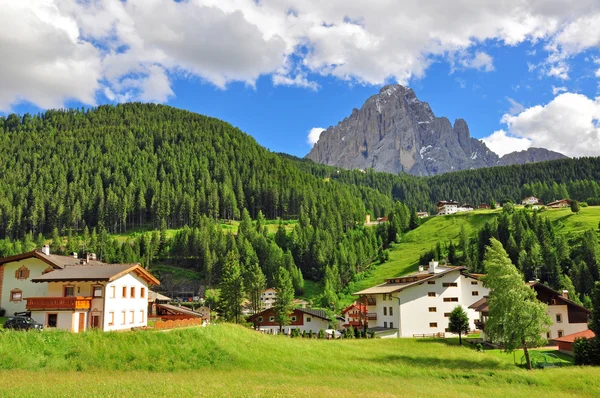 House at mountains — Stock Photo, Image