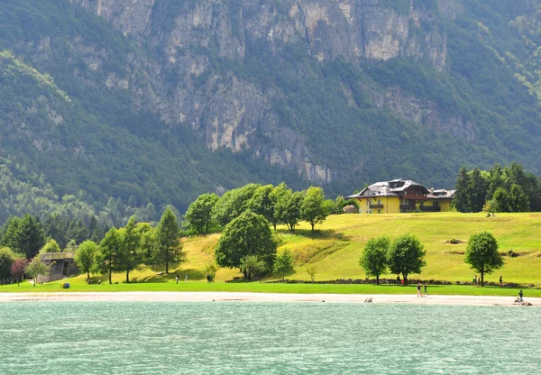 Alpejskie jezioro na lato — Zdjęcie stockowe