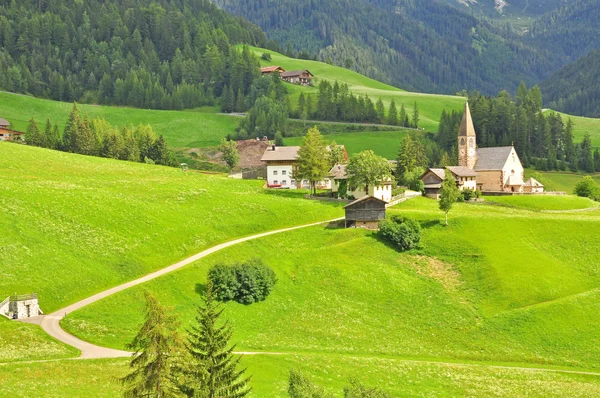 Eenzame kerk in vallei — Stockfoto