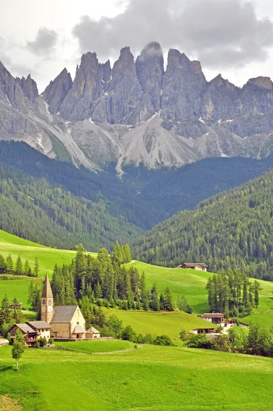 Chiesa nella bellissima valle — Foto Stock