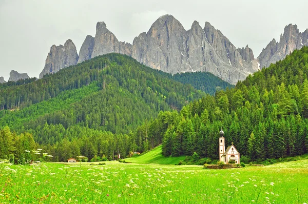 Capela bonita em montanhas — Fotografia de Stock