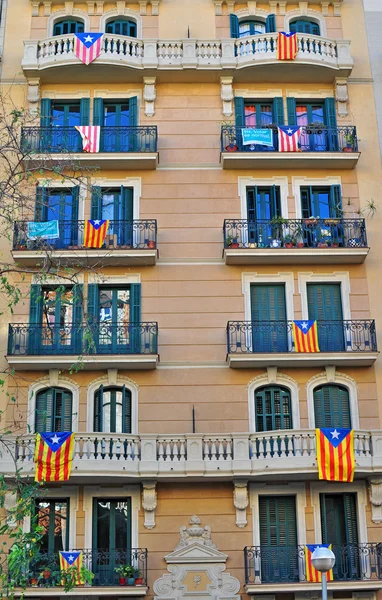 カタロニアの国旗と家 — ストック写真