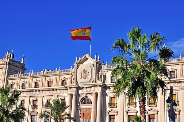 Gebäude mit spanischer Flagge — Stockfoto