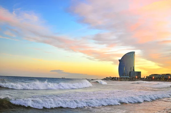 Barcelona strand op zonsondergang — Stockfoto