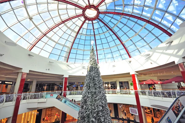 Árvore de Natal no centro comercial — Fotografia de Stock