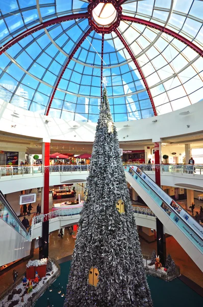 Kerstboom in winkelcentrum — Stockfoto