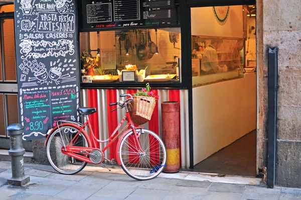 Bicicleta en la calle del casco antiguo de Barcelona — Foto de Stock