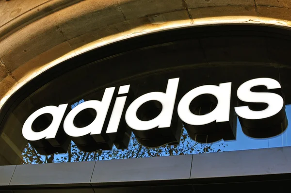 Adidas λογότυπο στο κατάστημα ναυαρχίδα — Φωτογραφία Αρχείου