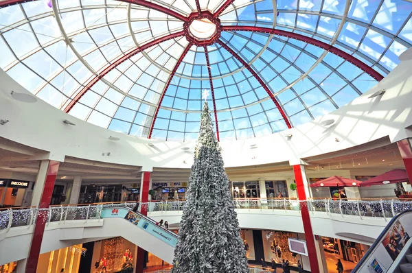 Kerstboom in winkelcentrum — Stockfoto