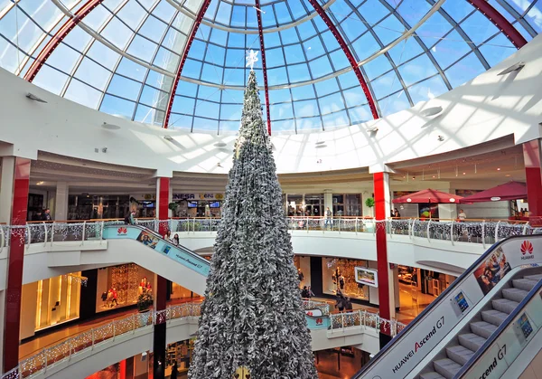 Vánoční strom v nákupní centrum — Stock fotografie