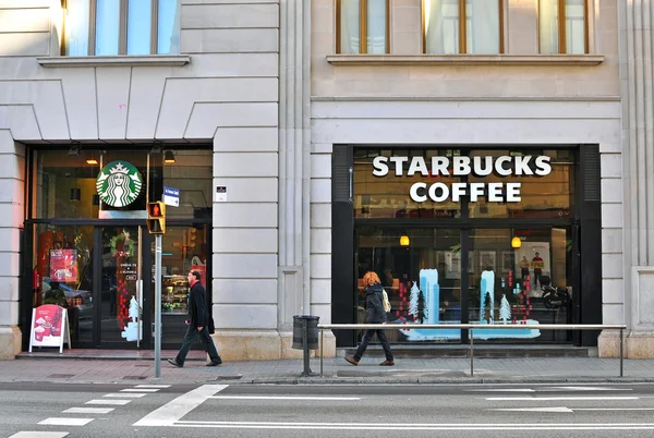 Kawiarnia Starbucks na ulicy w Barcelonie — Zdjęcie stockowe