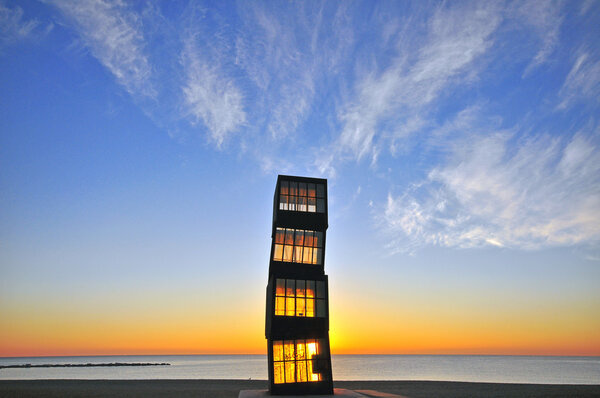 Деревянная башня на пляже Barceloneta
