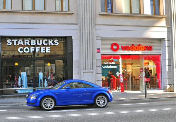 Auto in de straat van Barcelona — Stockfoto