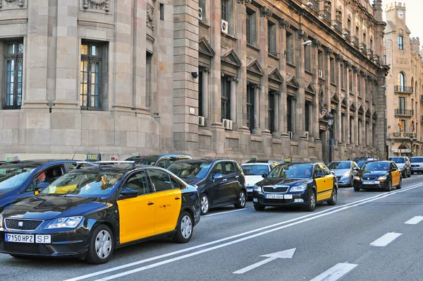 Samochody taxi w Barcelonie — Zdjęcie stockowe