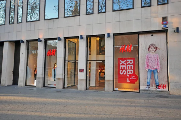 Negozio H & M a Barcellona, Spagna — Foto Stock
