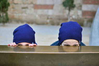 İki korkmuş çocuklar