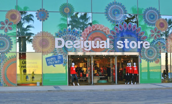 Desigual vlaggenschip winkel, Barcelona — Stockfoto