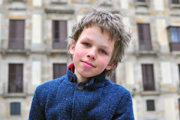 Porträtt av en smart pojke — Stockfoto