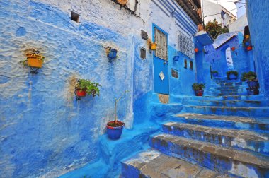Chefchaouen geleneksel mavi patio