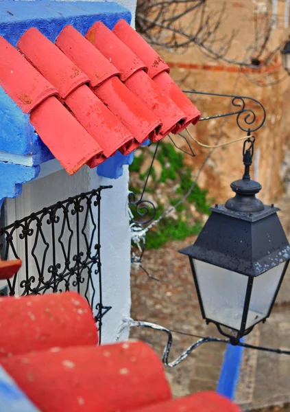 Telha e lanterna de rua, Chefchaouen, Marrocos — Fotografia de Stock