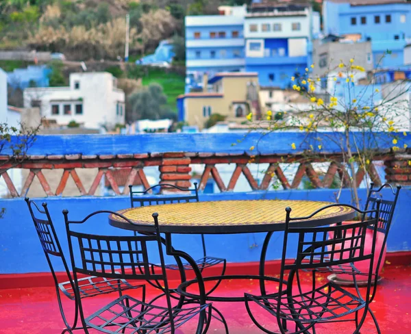 Asztal a teraszon, Chefchaouen, Marokkó — Stock Fotó