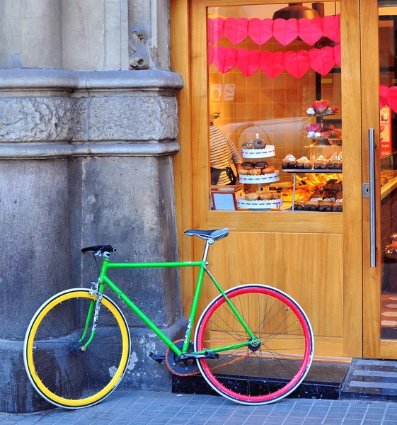 Kleurrijke fiets in de bakkerij — Stockfoto