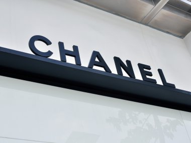 Beyaz arka plan üzerinde Chanel logosu