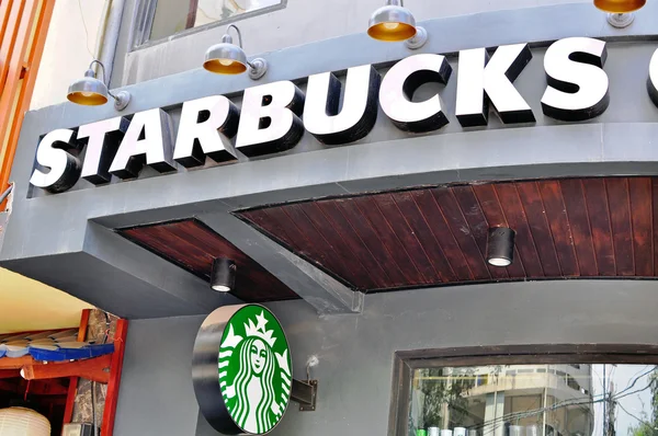 Starbucks coffee logo and sign — Φωτογραφία Αρχείου