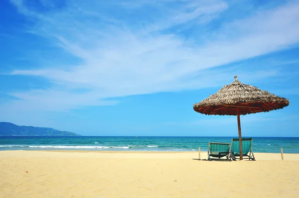 Zonnige strand in Da Nang resort, Vietnam — Stockfoto