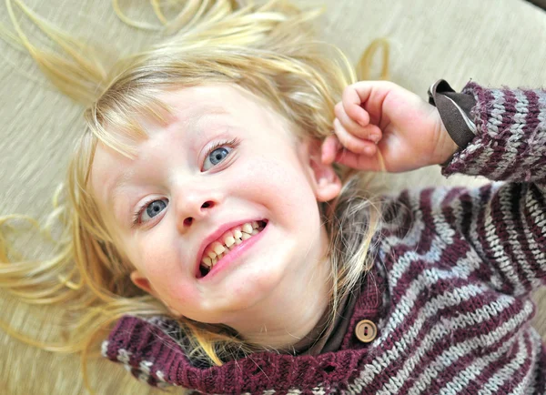 Söt leende baby — Stockfoto