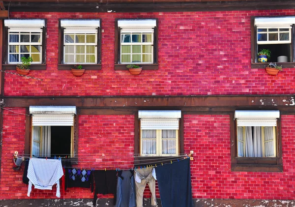 Gamla färgglada hus med kaklade väggar — Stockfoto