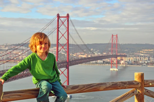 Smilende dreng på Golden Bridge, Lissabon - Stock-foto