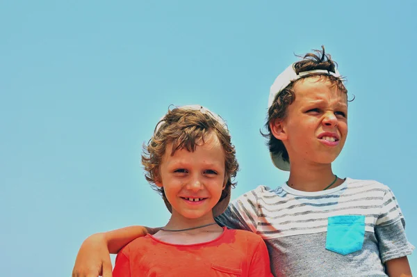 Two smiling boys on the beach — 图库照片