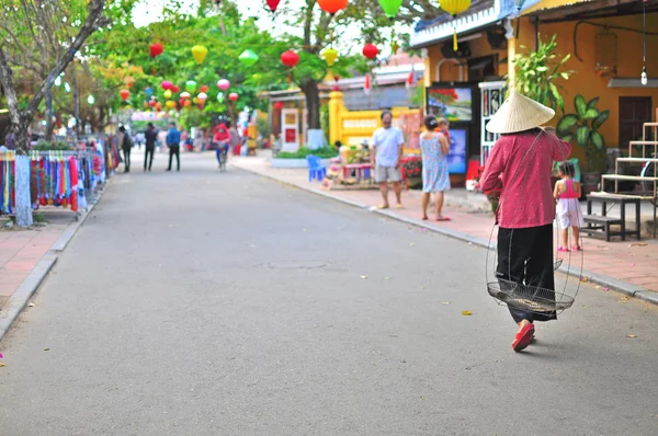 Kadın sokakta Hoi An, Vietnam — Stok fotoğraf