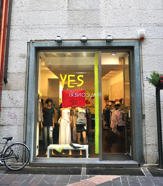 Giyim mağazası, renkli vitrin — Stok fotoğraf