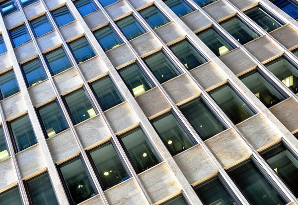 Ventanas de la torre de oficinas — Foto de Stock