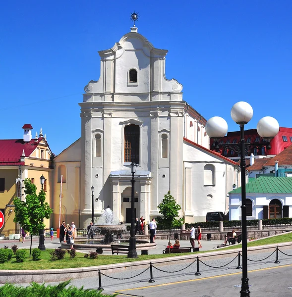 Minsk şehir merkezinde eski kilise — Stok fotoğraf