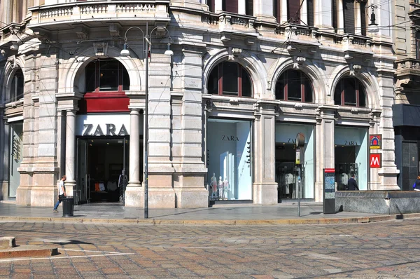 Zara in de straat van Milaan — Stockfoto