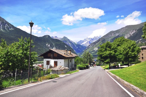 Camino en los Alpes — Foto de Stock